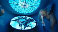 Terra X: Europa in ... – Mirko Drotschmann mit Knochen und Rekonstruktion eines Waldelefanten im Landesmuseum Halle (Saale). Der Dickhäuter lebte vor rund 125.000 Jahren, als die Neandertaler Europa beherrschten.