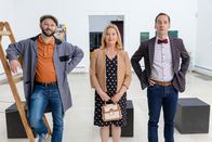 Die Rosenheim-Cops – Marie Hofer (Karin Thaler, M.) und Kulturdezernent Dr. Baumgartner (Oliver Bürgin, r.) begutachten mit Hausmeister Winkler (Steffen Wolf, l.) die Anordnung der umgehängten Bilder.