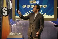Monk – Eine Lottofee wird ermordet im Studio aufgefunden. Adrian Monk (Tony Shalhoub) nimmt den Tatort natürlich sehr genau unter die Lupe ...