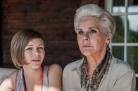 Der Bergdoktor – Jenni (Philomena Köbele, l.) möchte von ihrer Großmutter Johanna Wiesgott (Maresa Hörbiger, r.) mehr über ihre Mutter Marie erfahren.