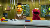 Sesamstraße – Elmo erzählt Bert seine Version von „Schneewittchen“.