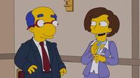 Die Simpsons – Bart und Milhouse erkunden die Vorzüge des Erwachsenenlebens, nachdem ein Rasur-Experiment dazu führt, dass Milhouse (l.) genauso aussieht wie sein Vater Kirk ...