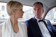 In aller Freundschaft – Alexander Weber (Heio von Stetten) hat Kathrin Globisch (Andrea Kathrin Loewig) alles gebeichtet. Wohlwissend, dass Alexander für einige Jahre ins Gefängnis muss, hat Kathrin beschlossen, ihn zu heiraten. Die beiden lieben sich und wollen es so sehr, doch zu welchem Preis?