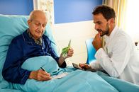 Bettys Diagnose – Willi Peters (Philipp Sonntag, l.) und Dr. Frank Stern (Max Alberti, r.).