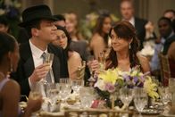 How I Met Your Mother – Die aufwendige Hochzeitsfeier von Lily (Alyson Hannigan, r.) und Marshall (Jason Segel, l.) ist in vollem Gange. Leider kommen die beiden als Gastgeber überhaupt nicht dazu, etwas von dem Menü zu essen, welches sie sich vom Caterer für die Feier gewünscht haben ....