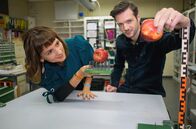 X:enius – Moderatoren Emilie Langlade und Adrian Pflug lernen den physikalischen Druck als Verhältnis von Kraft zu Fläche kennen.