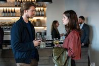 Conversations with Friends – Nach dem Kuss auf der Party wissen Frances (Alison Oliver) und Nick (Joe Alwyn) nicht, wo sie stehen. Das Wiedersehen fühlt sich für beide zunächst schräg an, doch das ändert sich schnell.