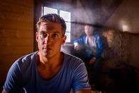 Sturm der Liebe – Vincents (Martin Walde, v.) schlechtes Gewissen kocht hoch, als Markus (Timo Ben Schöfer, h.) ihm von seinem Magic Moment mit Katja erzählt.
