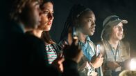 Anaon - Hüter der Nacht – (v.l.n.r.) Nathan (Jean-Baptiste Blanc), Wendie (Capucine Malarre), Léa (Aaliyah Lexilus) und Monsieur Sylvain (Loris Verrecchia) forschen auf den Spuren der alten Legenden von Harz.