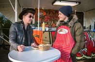 Rote Rosen – ARD ROTE ROSEN, Folge 195810 Uhr im Ersten. Theos Würstchenbude läuft bestens (Frederic Böhle, r.), auch Rockstar Tiger Rat (Nico Santos, l.) isst eine Wurst bei Theo.