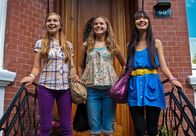Emmas Chatroom – Ally (Marny Kennedy, li.), Emma (Sophie Karbjinski, Mitte) und Jackie (Charlotte Nicdao, re.) sind bereit für die erste Hamburg-Besichtigung.