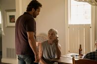 Greenland – John (Gerard Butler, l.) erhält Unterstützung von seinem Schwiegervater Dale (Scott Glenn, r.).