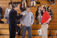 Modern Family – Als Phil (Ty Burell, Mi.) den Basketballcoach (Eric Lange, re.) höflich bittet, weniger streng mit den Kindern umzugehen, macht dieser sich bloß lustig über ihn - bis Jay (Ed O'Neill) eingreift. Phil ist frustriert: Wieder einmal wurde er von Schwiegervater und Besserwisser Jay auf die Ersatzbank befördert...