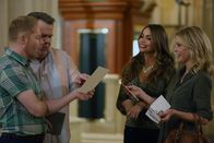 Modern Family – V.l.: Mitchell Pritchett (Jesse Tyler Ferguson), Cameron Tucker (Eric Stonestreet), Gloria Delgado-Pritchett (Sofía Vergara), Claire Dunphy (Julie Bowen)