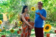Löwenzahn – Da Mehri (Sogol Faghani, l.) länger nicht in Bärstadt sein kann, vertraut sie Fritz (Guido Hammesfahr, r.) ihre einzigartige Sonnenblume an. Sie ist überzeugt: Bei Fritz ist Sonnenblume "Golsan" in guten Händen.