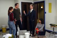 How I Met Your Mother – Als Ted auf eine Verabredung geht, ohne das Mädchen vorher im Internet zu recherchieren, mischen sich seine Freunde Robin (Cobie Smulders, r.), Lily (Alyson Hannigan, l.), Barney (Neil Patrick Harris, 2.v.r.) und Marshall (Jason Segel, 2.v.l.) ein und zeigen Kevin damit, dass alle viel zu sehr in das Leben der anderen involviert sind ...