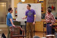 The Big Bang Theory – Während die Mädels einen Trip nach Las Vegas unternehmen, wollen Howard (Simon Helberg, r.), Leonard (Johnny Galecki, l.), Sheldon (Jim Parsons, M.) und Raj an ihren cleveren Ideen tüfteln. Doch für alle enden die freien Tage anders als geplant ...