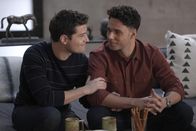 9-1-1: Lone Star – (v.l.n.r.) T.K. Strand (Ronen Rubinstein); Carlos Reyes (Rafael L. Silva)