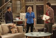 Two and a Half Men – Als Lyndsey (Courtney Thorne-Smith, M.) erfährt, dass Alan (Jon Cryer, l.) und Walden (Ashton Kutcher, r.) verheiratet sind, beginnt sie wieder zu trinken - obwohl sie gerade erst aus der Entzugsklinik zurück gekommen ist ...