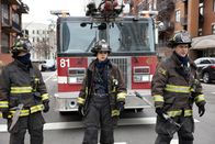 Chicago Fire – Bereit für den Einsatz, l-r: Alberto Rosende als Gallo, Miranda Rae Mayo als Stella Kidd, Jesse Spencer als Matthew Casey