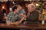 Brooklyn Nine-Nine – Jake (Andy Samberg, l.) und Jimmy Brogan (Stacy Keach)