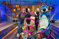 1, 2 oder 3 – Nadja und Veronika Krupytska (M.) zeigen heute im Studio ihr Können in rhythmischer Sportgymnastik. Elton (l.) und Piet (r.) freuen sich.