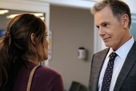 Atlanta Medical – Zoey Barnett (Daniella Alonso, l); Dr. Randolph Bell (Bruce Greenwood, r.)