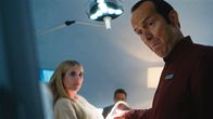American Horror Story – Anna Victoria Alcott (Emma Roberts, l.), Dr. Andrew Hill (Denis O'Hare, r.)