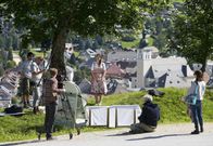 Heimatleuchten – Moderatorin Conny Bürgler. Im Hintergrund Tamsweg im Lungau.
