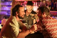 neoriginal: Ready.Daddy.Go! – Michels (Fridolin Sandmeyer, r.) Männersuche geht gut voran. Sein Date Fabian (Max Alberti, l.) hängt an seinen Lippen.