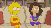 Die Simpsons – "Die Simpsons", "Das Mädchen im Bus." Während um Lisa herum wieder einmal alles im Chaos versinkt, fällt ihr Blick auf eine Oase stillen Glücks. Vom Schulbus aus beobachtet Lisa ein gleichaltriges Mädchen, das auf der Veranda Klarinette spielt. Wie sich herausstellt, ist Sam nicht nur musikalisch. Ihre ganze Familie entpuppt sich als sehr kultiviert! Lisa wähnt sich im siebenten Himmel, als sie von Sams Eltern zum Abendessen eingeladen wird. Um zu vertuschen, wie primitiv ihre eigenen Eltern sind, verstrickt sich Lisa alsbald in ein Meer aus Lügen.