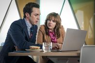 Spreadsheet – Alex (Rowan Witt, l.); Lauren (Katherine Parkinson, r.)