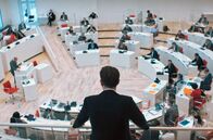 Village X – Jan-Henrik im Brandenburgischen Landtag, wo die AfD etwas mehr als ein Viertel der Sitze innehat: Obwohl die Sorben eine ethnische Minderheit sind, wählen viele von ihnen rechte Parteien. Wie kann das sein?
