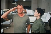 Sechserpack – "Schütze Jaud! Wie definiert ein Soldat 'Schönheit'?" Hanno Friedrich (l.) und Emily Wood (r.)