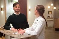 Rote Rosen – Philip (Marc Schöttner, l.) flirtet weiterhin mit Carla (Maria Fuchs, r.).