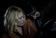 Pakt der Rache – Laura (January Jones) wird auf dem Heimweg brutal überfallen und vergewaltigt.