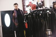 Castle – Der neue Fall führt Richard Castle (Nathan Fillion) in einen Zubehörladen für Dominas.
