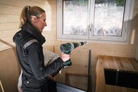 Auf und davon – Auf und davon Staffel 15 Folge 5 Isabelle Felix beim Innenausbau der Tiny-Häuser 2024 Copyright: SRF