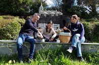 Zu Tisch ... – Familie Sholl lässt sich beim Picknick vor der kleinsten Kapelle der Welt einen traditionellen Kuchen schmecken: die Gâche mêlée.