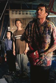 Malcolm mittendrin – Dewey (Erik Per Sullivan, l.) und Reese (Justin Berfield, M.) sehen ihrem Vater Hal (Bryan Cranston) beim Malen zu.