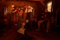 Escape Room – (v.l.n.r.) Amanda Harper (Deborah Ann Woll); Zoey Davis (Taylor Russell); Danny Khan (Nik Dodani); Jason Walker (Jay Ellis); Ben Miller (Logan Miller)