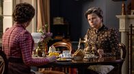 Howards End – Margaret Schlegel (Hayley Atwell, l.) und Aunt Juley (Tracey Ullman, r.)