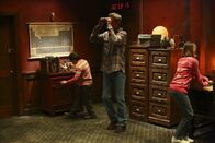 The Middle – Die Hecks (v.l.n.r.: Atticus Shaffer, Neil Flynn, Eden Sher) lösen einen Gutschein für ein "Escape Room"-Spiel ein und wollen unbedingt die Bestzeit ihrer Nachbarn knacken ...