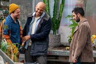 WIR – Emre (Erol Afsin, r.) sucht Rat bei Tayo (Malick Bauer, M.) und Maik (Lorris Andre Blazejewski, l.) wegen Katha und Pinar, erntet aber nur Lacher.
