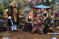 Jessie – (v.li.) Kevin Chamberlin (Bertram), Peyton List (Emma Ross), Chris Wylde (Grover), Cameron Boyce (Luke Ross).