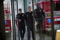 Sirens – Der neuste Patient von Brian (Kevin Bigley, l.), Johnny (Michael Mosley, M.) und Hank (Kevin Daniels, r.) ist ein zwielichtiger Mafioso. Doch auch, wenn der keine Moral kennt, müssen die Jungs ihn retten, schließlich haben sie einen Eid abgelegt ...