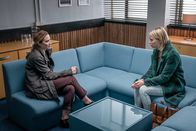 The Bay – Hanna (Ellie Duckles) gibt Lisa (Morven Christie) einen wichtigen Hinweis zu der Entführung von Holly.