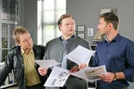 Die Rosenheim-Cops – Die Kollegen aus dem Rosenheimer Kommissariat (v.li.: Max Müller, Michael A. Grimm, Igor Jeftic) klären den Mord an einem Hausbesitzer auf.