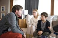 Der Bergdoktor – Peter Bäumler (Philipp Moog, l.) muss seinen Kindern Kai (Marinus Hohmann, r.) und Maren (Marie Bendig, M.) die traurige Wahrheit sagen.