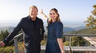 Grenzenlos köstlich – Björn Freitag (l) und Tamina Kallert mit fulminanter Aussicht vom Schauinsland in Freiburg im Breisgau.